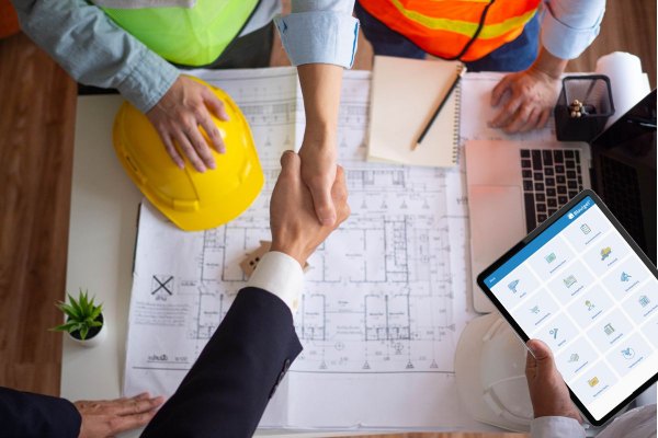 Besprechung Baustelle mit Kunden und Nutzung von Blauigel